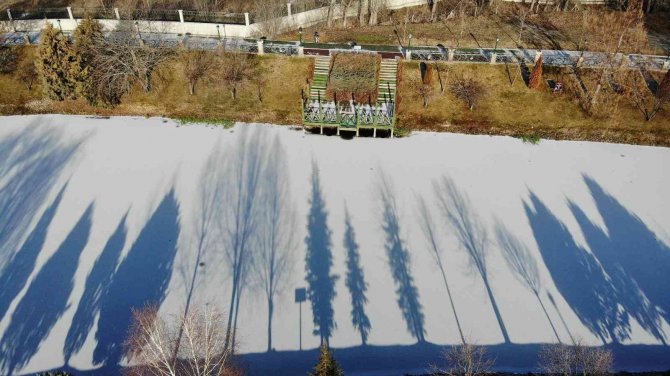 Buz Tutan Porsuk Çayı’nda Kartpostallık Manzaralar