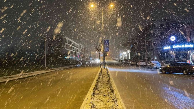 Lapa Lapa Karı Gören Sokağa Çıktı