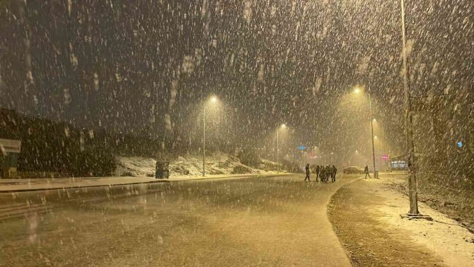 Lapa Lapa Karı Gören Sokağa Çıktı