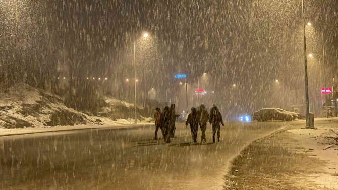 Lapa Lapa Karı Gören Sokağa Çıktı