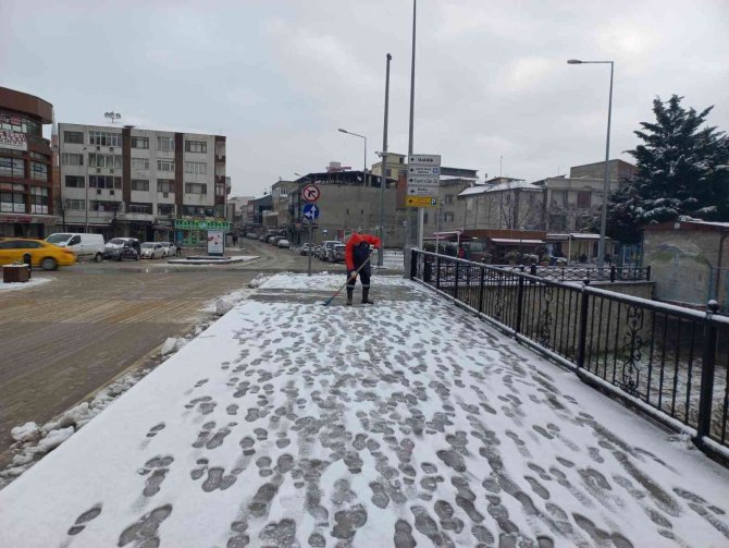 Belediye Ekipleri Kar Yağışına Karşı Teyakkuza Geçti