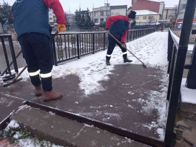 Belediye Ekipleri Kar Yağışına Karşı Teyakkuza Geçti