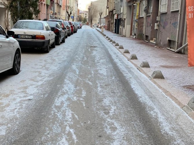 Eskişehir’de Cadde Ve Sokaklar Adeta Buz Pistine Döndü