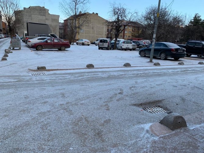 Eskişehir’de Cadde Ve Sokaklar Adeta Buz Pistine Döndü