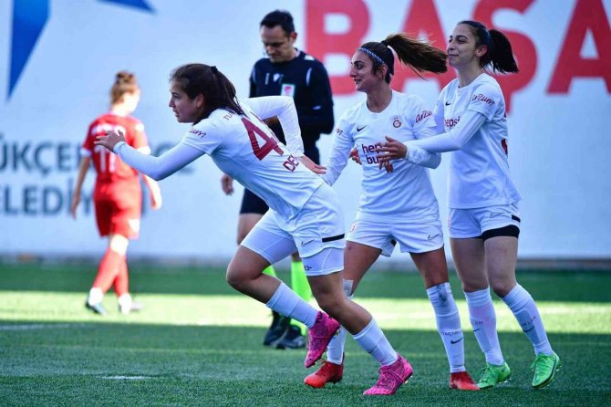 Turkcell Kadın Futbol Süper Ligi: Galatasaray: 1 - Konak Belediyespor: 1