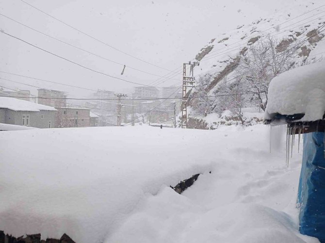 Hakkari’de 328 Yerleşim Yerinin Yolu Kapandı