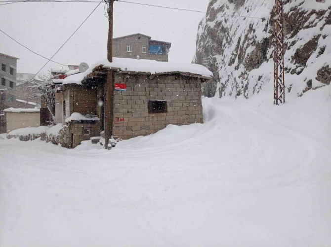 Hakkari’de 328 Yerleşim Yerinin Yolu Kapandı