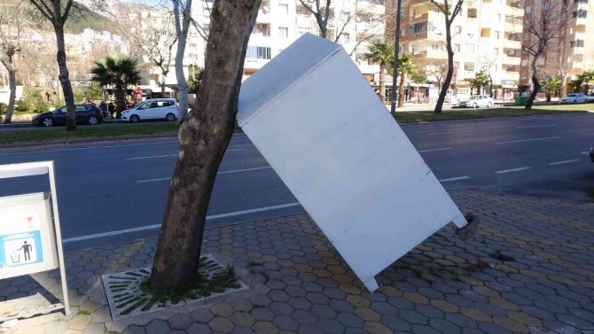 Kahramanmaraş’ta Fırtına Hayatı Felç Etti