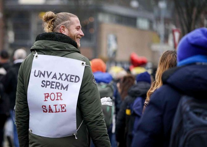Hollanda’da Covid-19 Kısıtlamaları Protesto Edildi