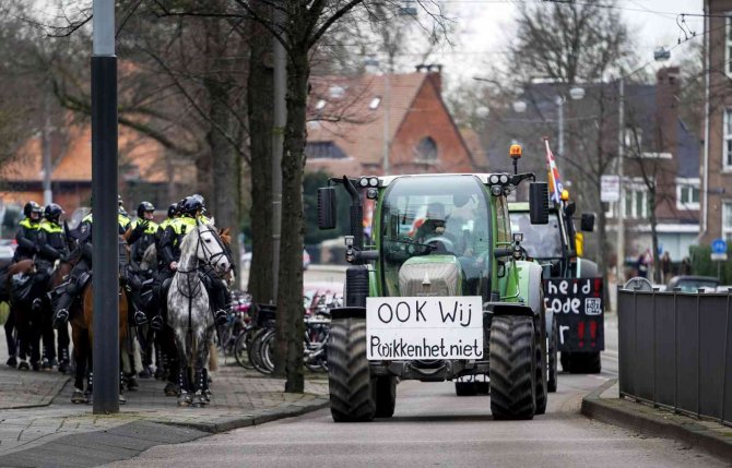 Hollanda’da Covid-19 Kısıtlamaları Protesto Edildi