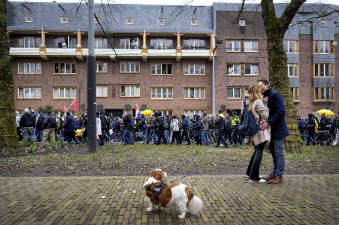 Hollanda’da Covid-19 Kısıtlamaları Protesto Edildi