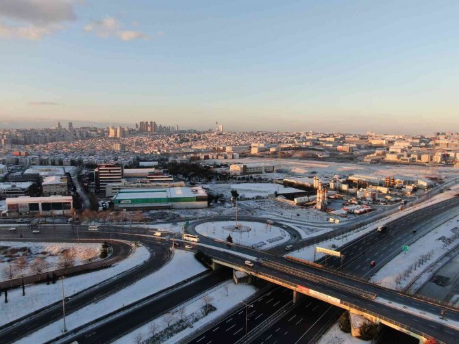 İ̇stanbul’da Gün Doğumuyla Birlikte Kar Manzarası Kameralara Yansıdı