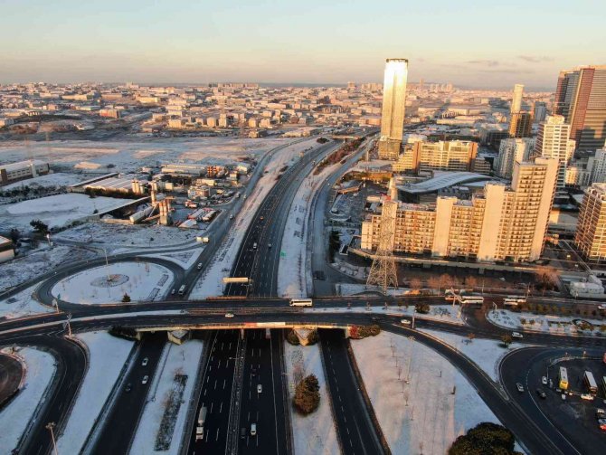 İ̇stanbul’da Gün Doğumuyla Birlikte Kar Manzarası Kameralara Yansıdı