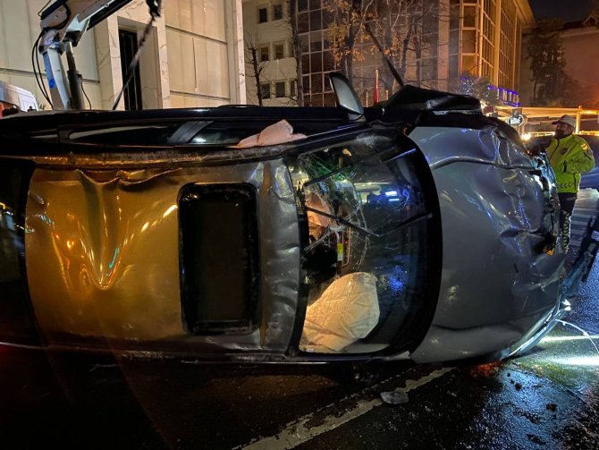 Kadıköy’de Makas Atan Otomobil Ağaç Ve Sokak Lambasına Çarptıktan Sonra Takla Attı