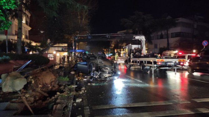 Kadıköy’de Makas Atan Otomobil Ağaç Ve Sokak Lambasına Çarptıktan Sonra Takla Attı