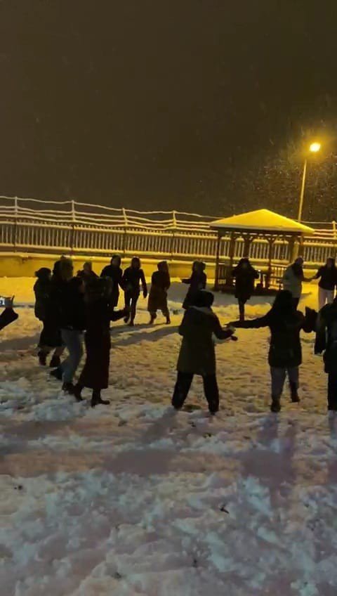 Kar Yağışını Halay Çekerek Kutladılar