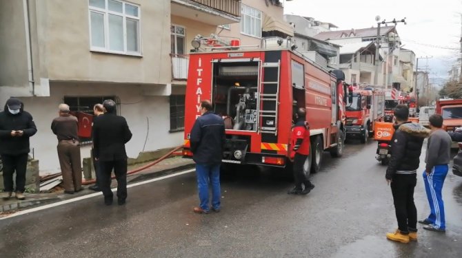 Zemin Katta Çıkan Yangın Korkuttu, Ekipler Evde Yaşlı Adamı Aradı