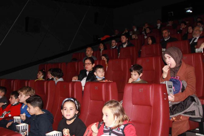 Minik Oyuncu Sınıf Arkadaşlarıyla Birlikte "Kesişme: İ̇yi Ki Varsın Eren" Filmini İzledi