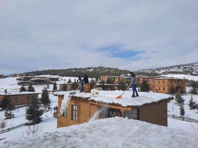 Şükran Köyü’nde Kerpiç Evlerin Toprak Damlarında Kar Küreme Mesaisi