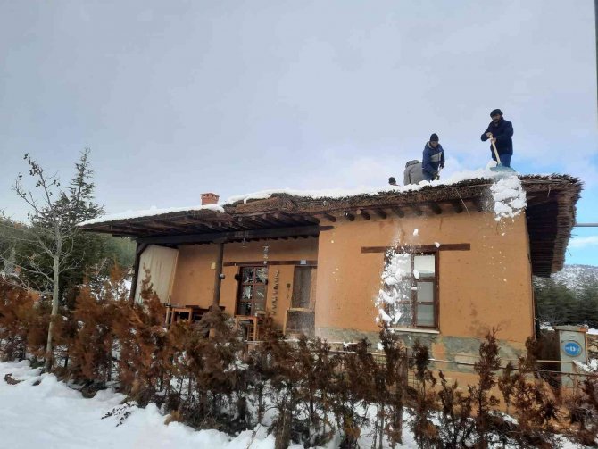 Şükran Köyü’nde Kerpiç Evlerin Toprak Damlarında Kar Küreme Mesaisi