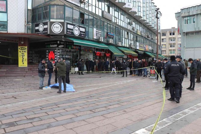Stajyer Avukatın İş Merkezinden Düşme Anı Kamerada