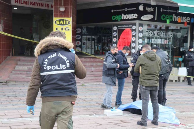 Stajyer Avukatın İş Merkezinden Düşme Anı Kamerada