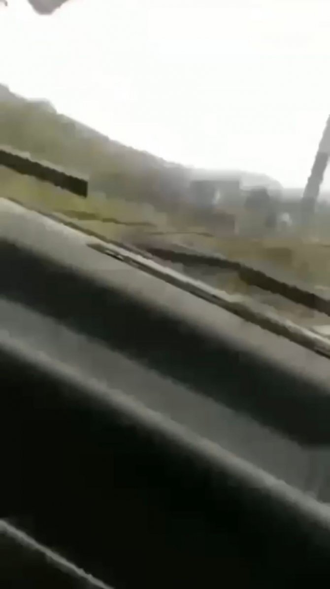 Tek Şeritli Yolda Hız Yaparken Kendi Kazalarını Kaydettiler