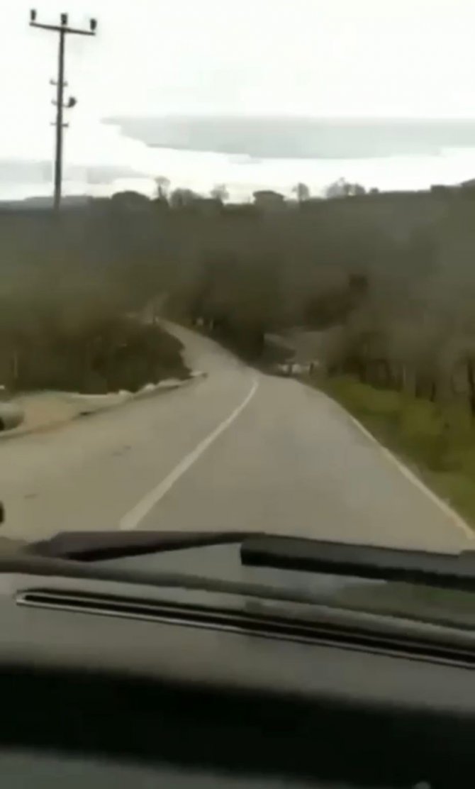 Tek Şeritli Yolda Hız Yaparken Kendi Kazalarını Kaydettiler