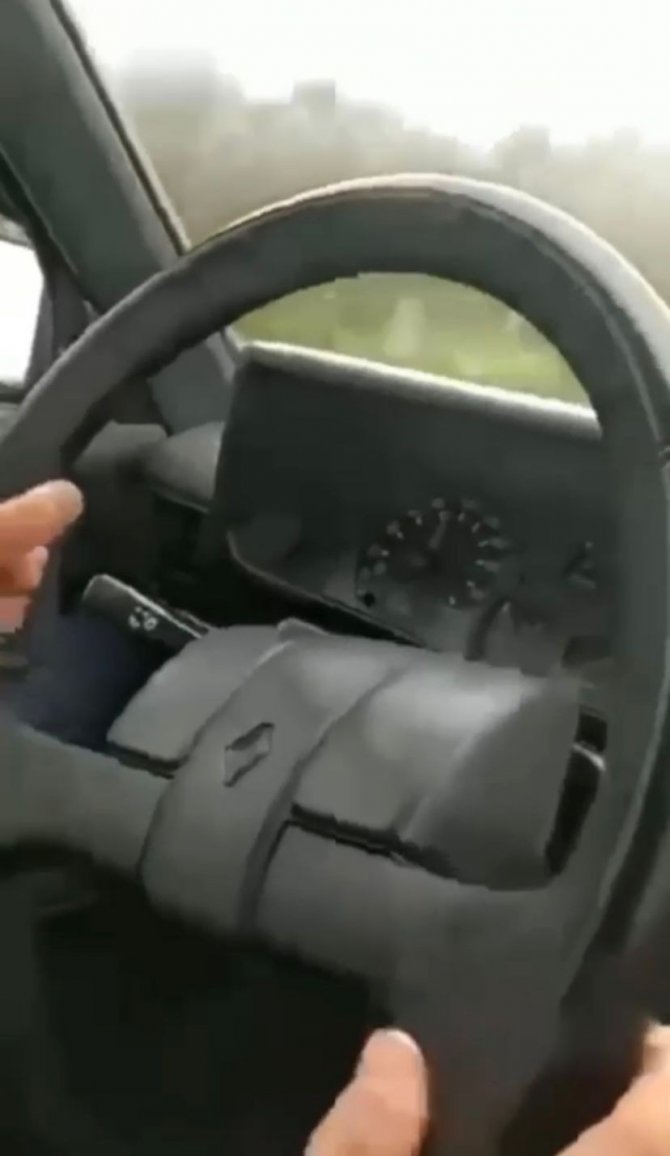Tek Şeritli Yolda Hız Yaparken Kendi Kazalarını Kaydettiler