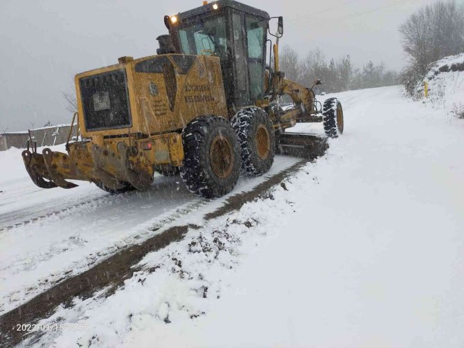 Samsun’da Karla Kapanan 27 Kırsal Mahalle Yoluna 140 İş Makinesiyle Müdahale Ediliyor