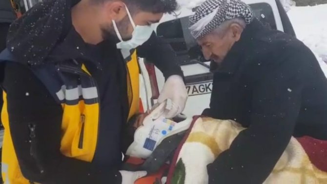 Kar Yolları Kapattı, Damdan Düşen Çocuk İçin Ekipler Seferber Oldu