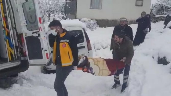 Kar Yolları Kapattı, Damdan Düşen Çocuk İçin Ekipler Seferber Oldu