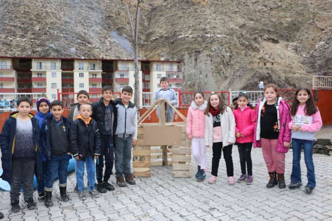 Şırnak’ta Polis Ve Çocuklar Ele Ele Verdi, Sokak Hayvanlarına Barınak Yaptı