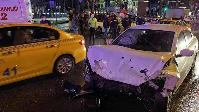 Şişli’de İki Otomobil Çarpıştı: 5 Yaralı