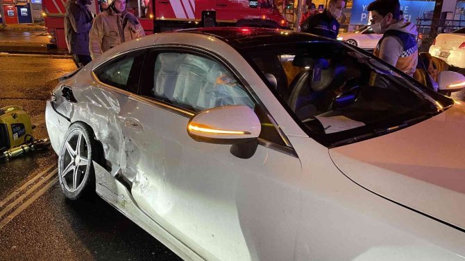 Şişli’de İki Otomobil Çarpıştı: 5 Yaralı