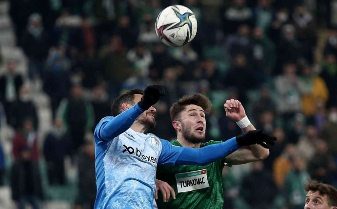 Spor Toto 1. Lig: Bursaspor: 0 - Büyükşehir Belediye Erzurumspor: 0 (İ̇lk Yarı Sonucu)