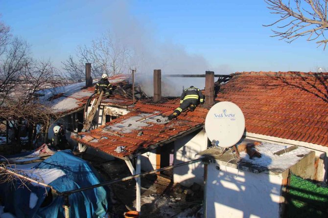 Tekirdağ’da Çıkan Yangında Ev Kullanılamaz Hale Geldi