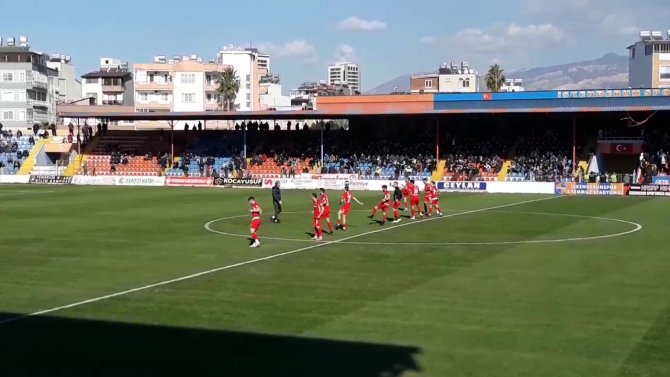 Soyunma Odasında Yangın Çıktı, Futbolcular Sahada Kaldı
