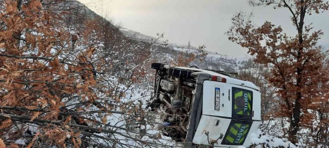 Tokat’ta Minibüs Uçuruma Devrildi: 1 Ölü, 1 Yaralı