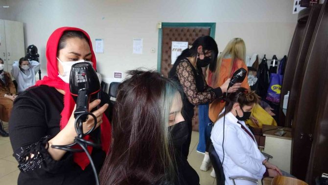 Farklı Ülkelerden Gelerek Hem Meslek Hem De Birbirlerinin Kültürlerini Öğreniyorlar