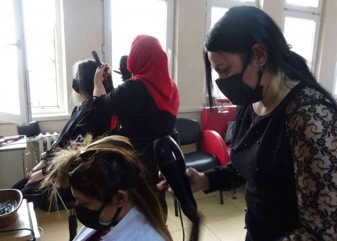 Farklı Ülkelerden Gelerek Hem Meslek Hem De Birbirlerinin Kültürlerini Öğreniyorlar