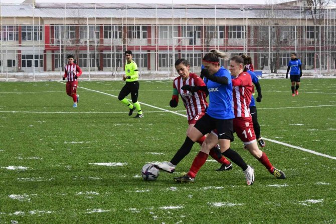 Turkcell Kadın Futbol Süper Ligi: Sivasspor: 2 - İ̇lkadım Belediyesi Yabancılar Pazarı Spor: 1