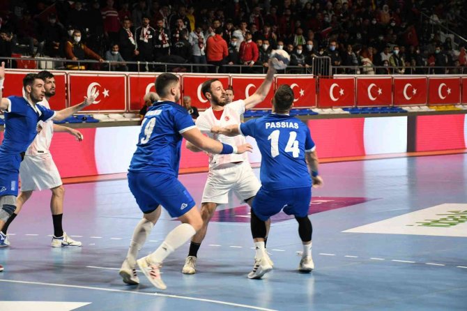 A Milli Erkek Hentbol Takımı’nın Hedefi Kıbrıs Rum Kesimi’ni Mağlup Etmek