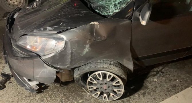 Ümraniye’de Ticari Araca Çarpan Otomobil Yan Yattı