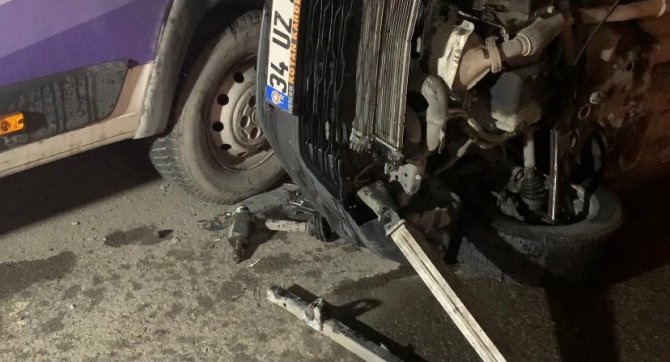 Ümraniye’de Ticari Araca Çarpan Otomobil Yan Yattı