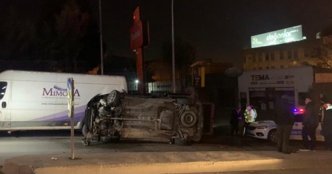 Ümraniye’de Ticari Araca Çarpan Otomobil Yan Yattı