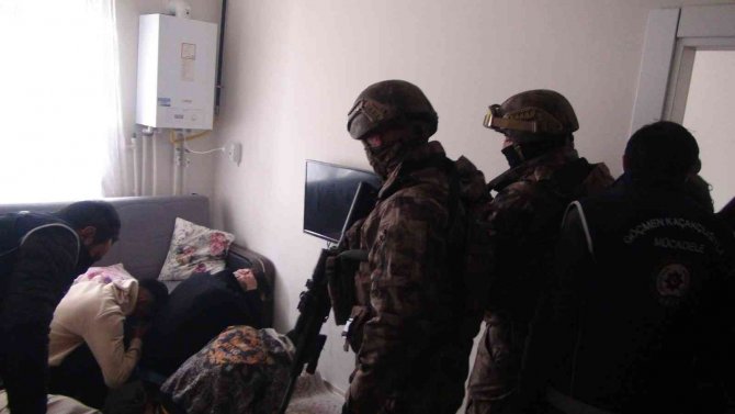 Apartman Dairesine Operasyon: 10 Düzensiz Göçmen Yakalandı