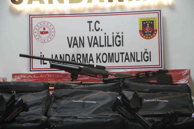 Başkale’de Silah Ve İlaç Ele Geçirildi
