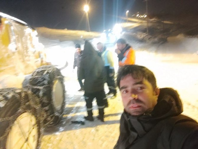 Yolda Mahsur Kalan 2 Araç 7 Saatlik Çalışma Sonucu Kurtarıldı
