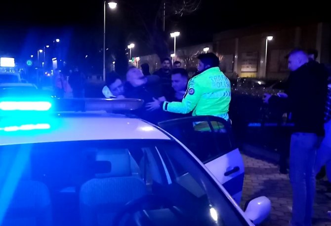 Yayaya Çarpıp "Kralı Gelsin" Dedi, Taşkınlık Çıkarınca Gözaltına Alındı